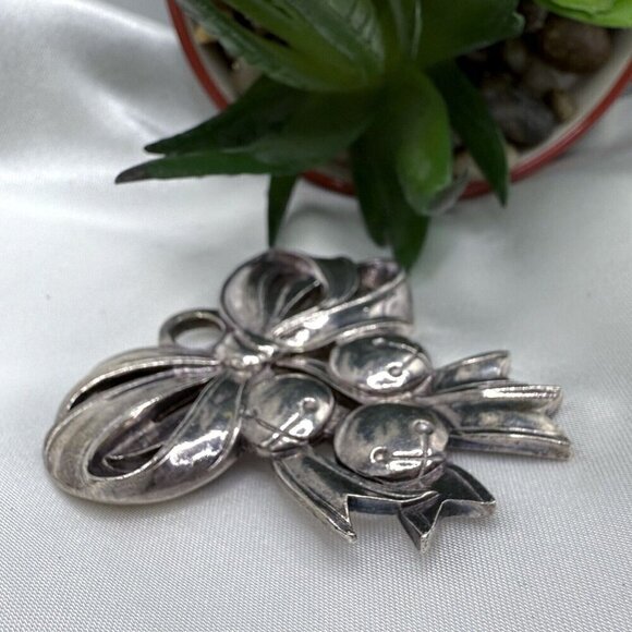 Vintage Lunt Silversmiths Christmas Bow and Bells Ornament - Picture 2 of 7